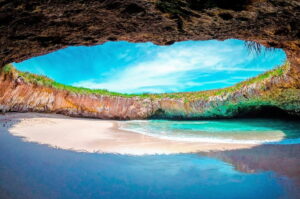 L’attrazione da non perdere: vivi l’esperienza della spiaggia incastonata nella scogliera